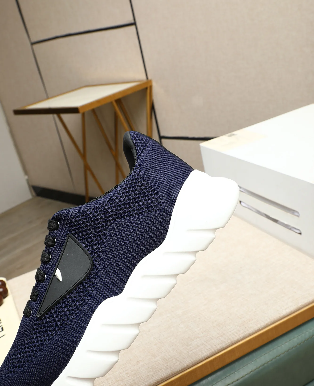 Men's Men's Shoes 💰680 Fendi Fendi's latest Tag series of men's casual mesh sports running shoes, originally purchased and developed, this Tag sports shoe is a one-leg sneaker, made of black high-tech mesh material with gray neoprene details. Oversized FENDI lettering on the side and translucent rubber details. Light and flexible rubber running shoe soles, beautifully packaged at the delivery counter, customized breathable lining, original molded foam rubber outsole, sole thickness: 3.5CM! Size: 39-44 (customized at 38.45.46)